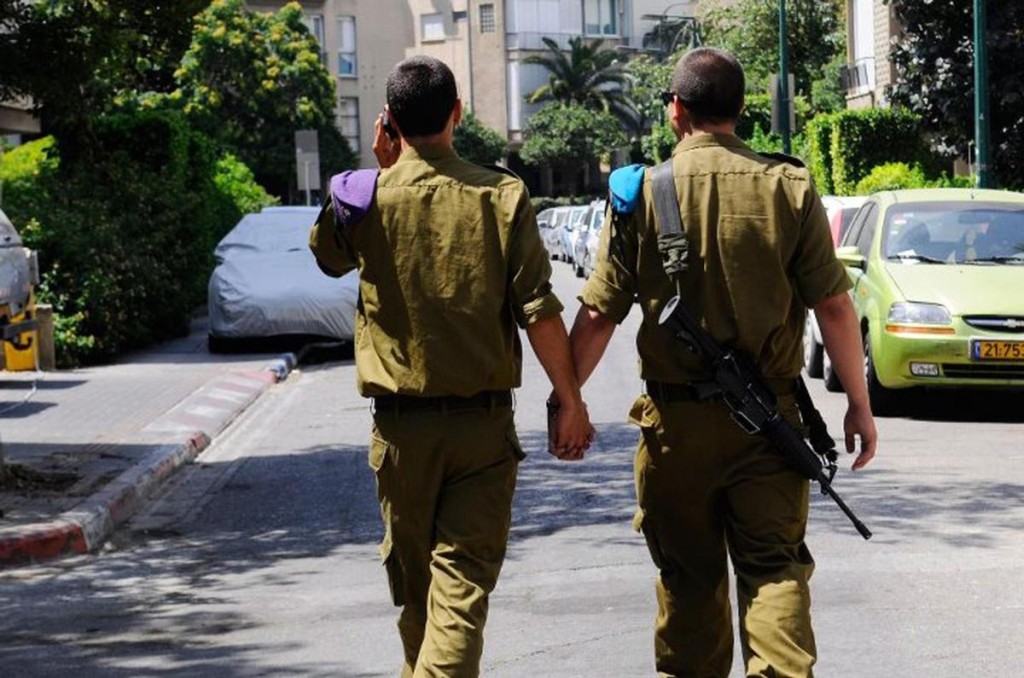 ISRAELE: ESERCITO, SU FB FOTO SOLDATI GAY MANO NELLA MANO