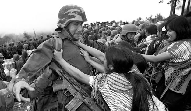 Mujeres empujando a soldado
